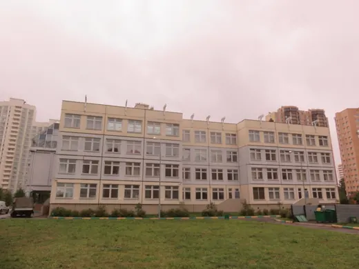 Четырехэтажное панельное здание школы, общий вид