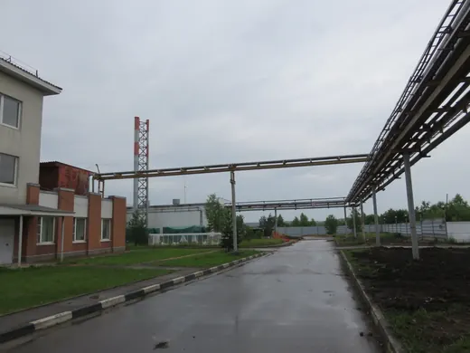 Эстакады трубопроводов на территории предприятия
